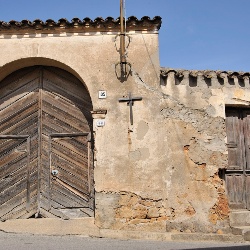 Centro storico, antico portale in legno