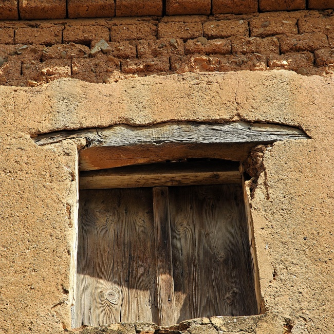 Historic center, detail on the unfired bricks