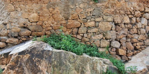 Centro storico, muro di cinta in granito