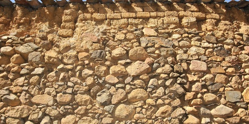 Muro in pietra e mattone crudo