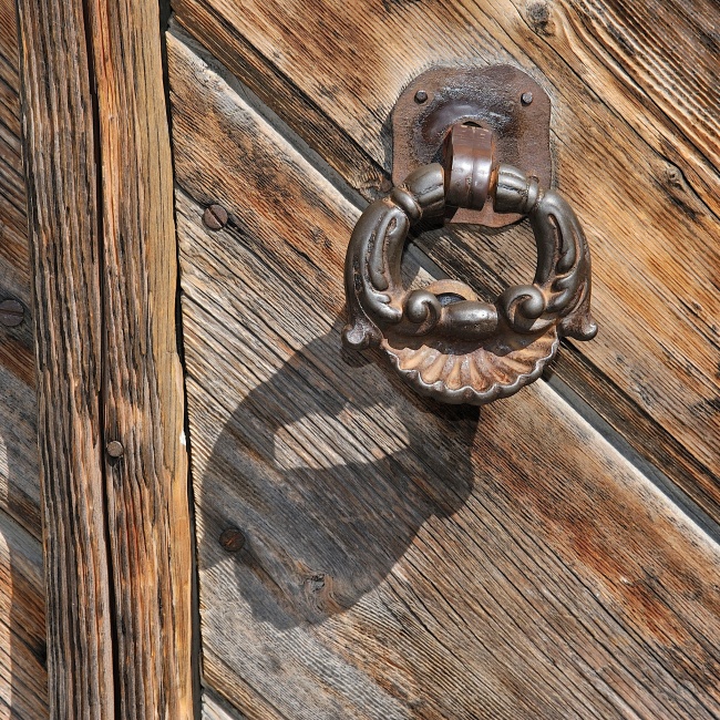 Decorated handle of a Campidanese portal