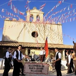 La processione per la festa di Santu Sisinni