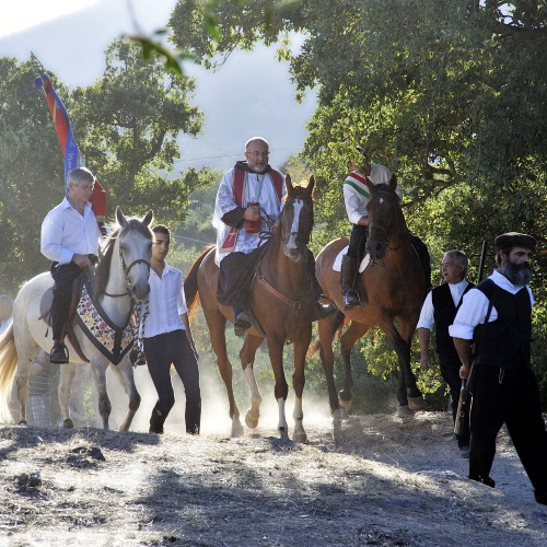 La processione a cavallo per la festa di Santu Sisinni