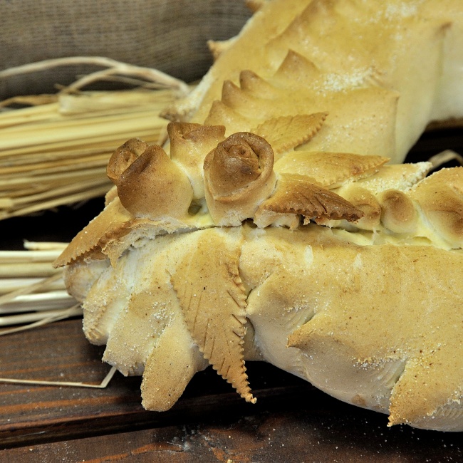 Decorated semolina bread