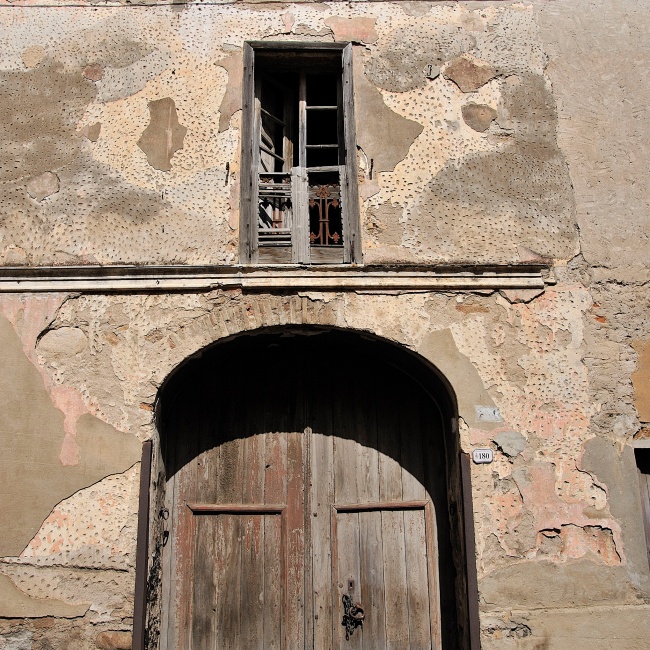 Centro storico, antico portale in legno