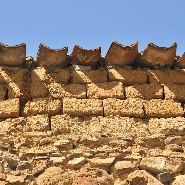 Casa con muro in mattoni crudi