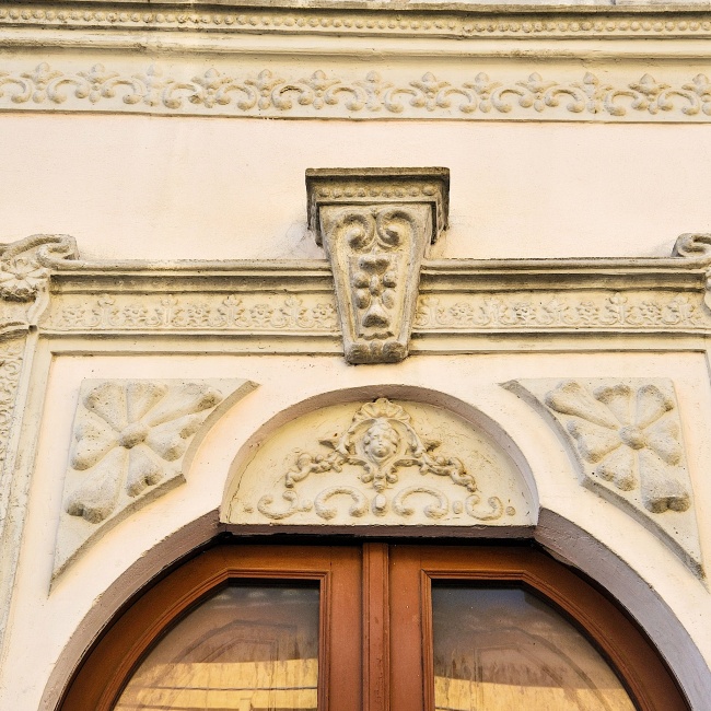 Centro storico, particolari architettonici di una finestra