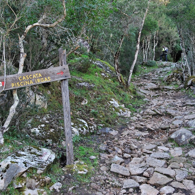 Sentiero per le cascate di Piscina Irgas