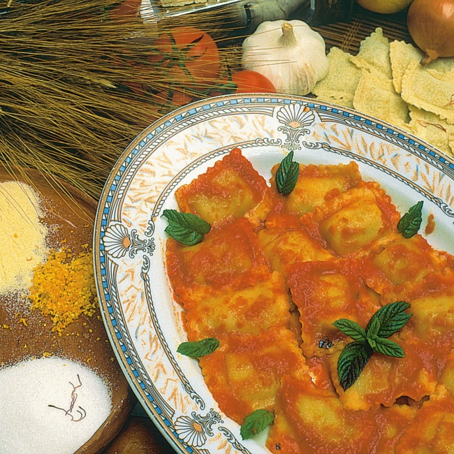 Ricotta ravioli with sauce and basil