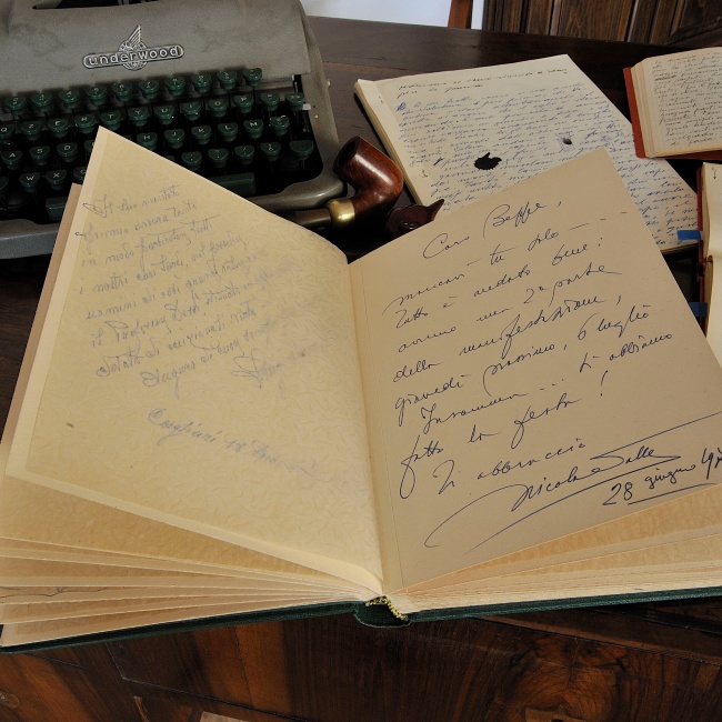 Casa Dessì, alcuni documenti sulla scrivania dello studio