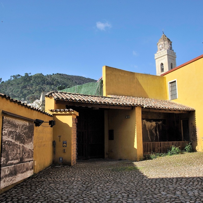 Museo del Paese d'Ombre, il cortile e il campanile di Santa Barbara che svetta sullo sfondo