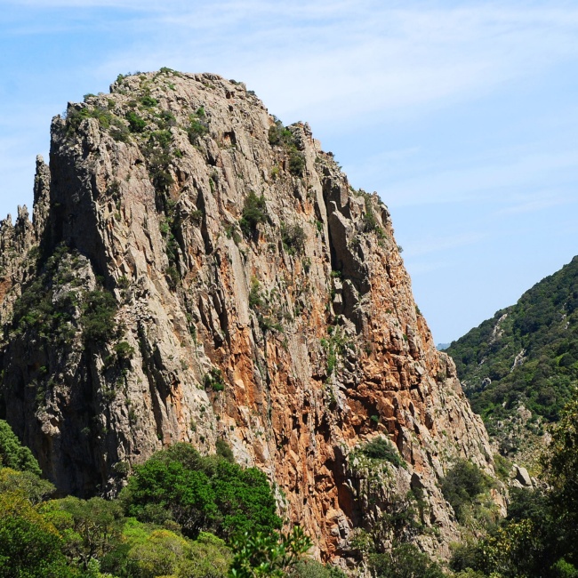 L'imponente parete rocciosa de Is Campanili de S’Ega Sizzoris