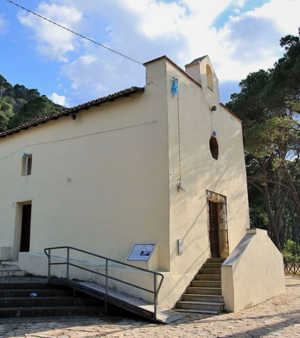 Side view of the facade