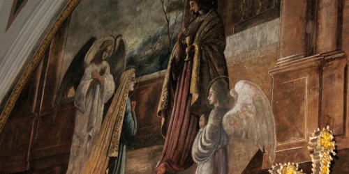 Chiesa di Santa Barbara, affreschi all'interno delle navate