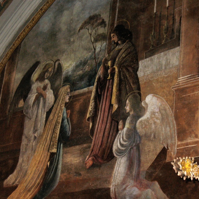 Frescoes inside the naves