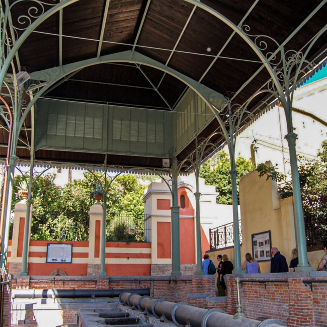 Veduta dell'interno con le vasche