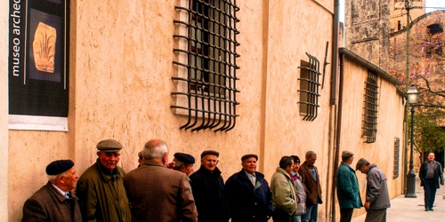 Montegranatico, anziani riuniti all'esterno del museo