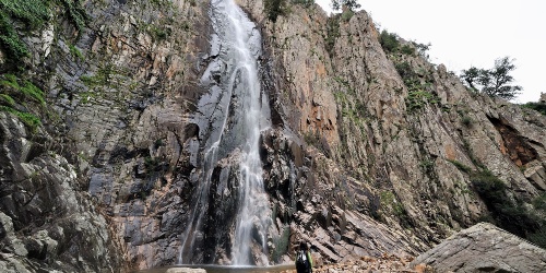 Muru Mannu, veduta dal basso della cascata col laghetto sottostante