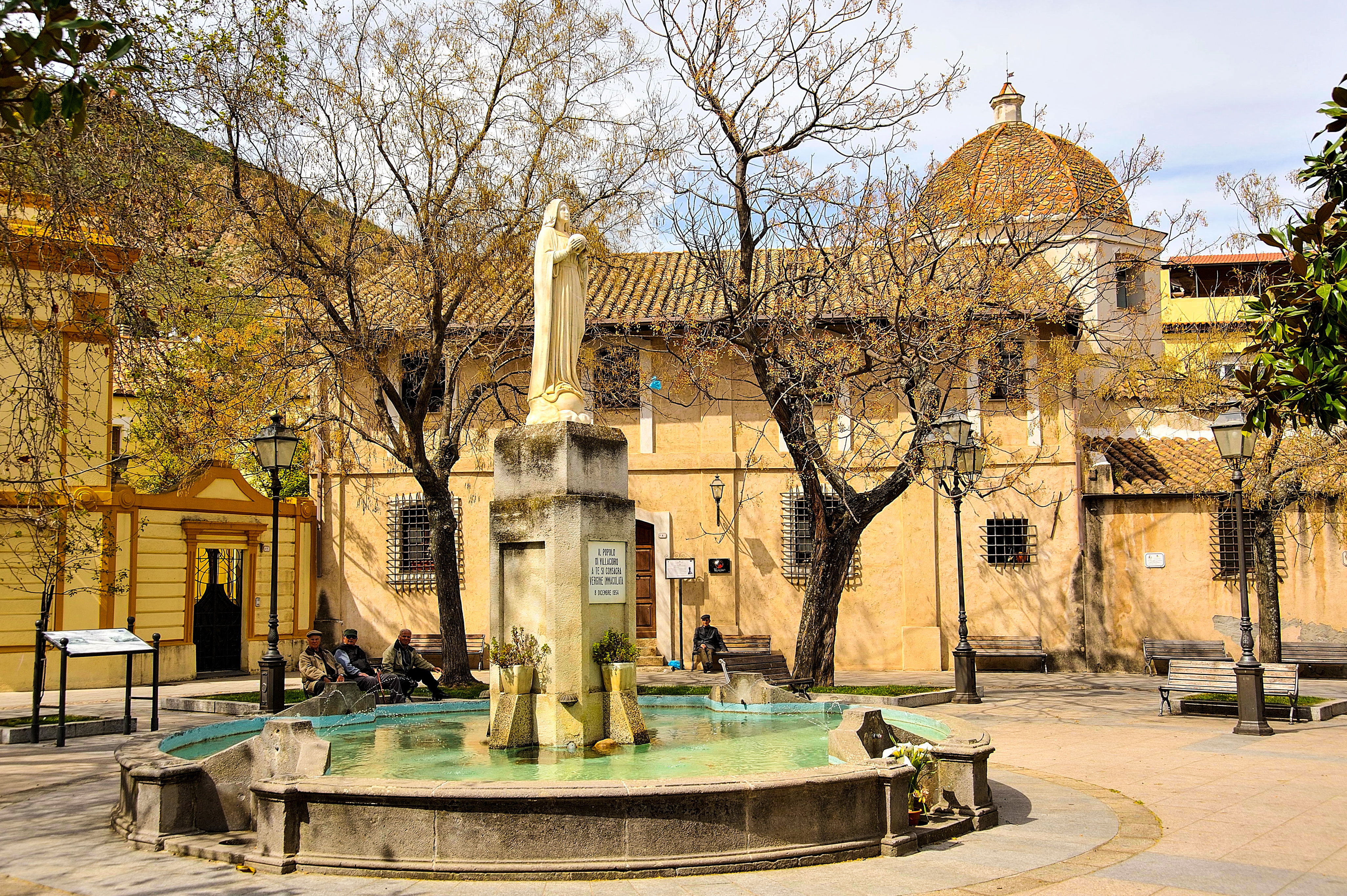 Piazza Zampillo, la fontana e il Montegranatico