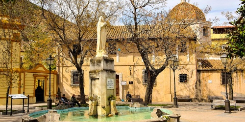 Piazza Zampillo, la fontana e il Montegranatico
