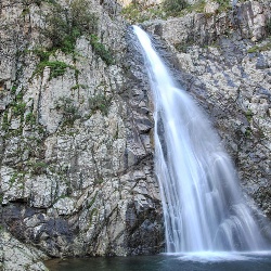 Piscina Irgas, la cascata col suggestivo laghetto