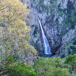 Piscina Irgas, vista panoramica della cascata
