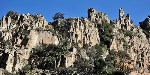 Piscina Irgas, particolare dei graniti che circondano la cascata