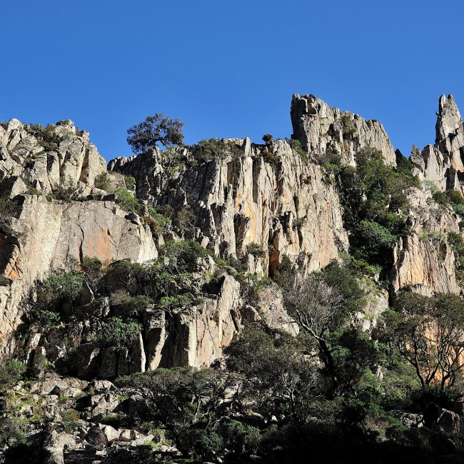 Particolare dei graniti che circondano la cascata