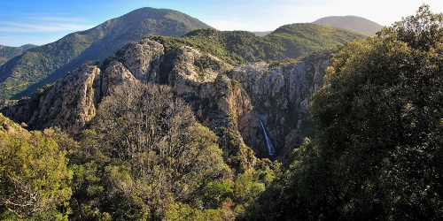 Piscina Irgas, i monti del Linas con la cascata