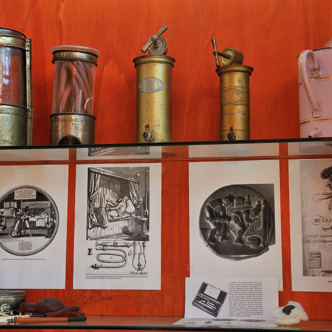 Particolari strumenti del farmacista antico