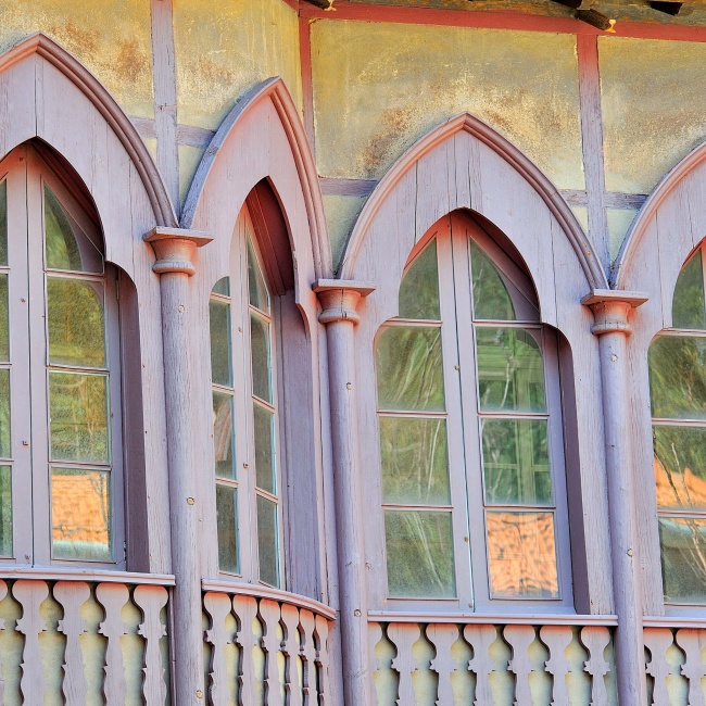 Particolare delle finestre del Palazzo della direzione delle miniere di Ingurtosu