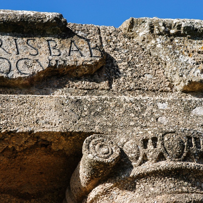 Particolare del frontone del Tempio di Antas